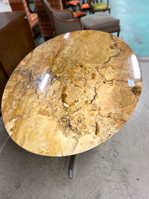 Table ovale plateau marbre dans le goût de Florence Knoll